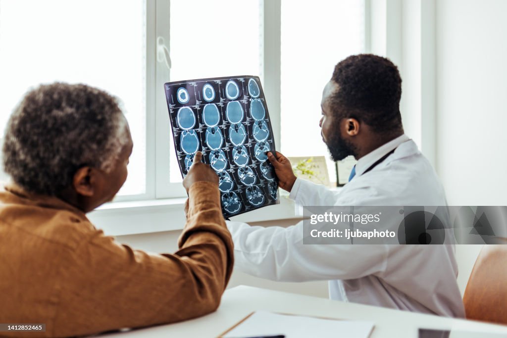 Jeune médecin regardant la radiographie du crâne du patient