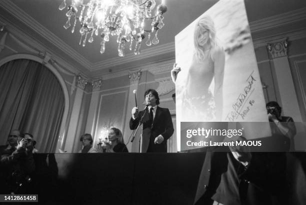 Vente aux enchères de photos de Brigitte Bardot prises par Ghislain Dussart à l'hôtel 'Georges V' de Paris, le 26 novembre 1980.