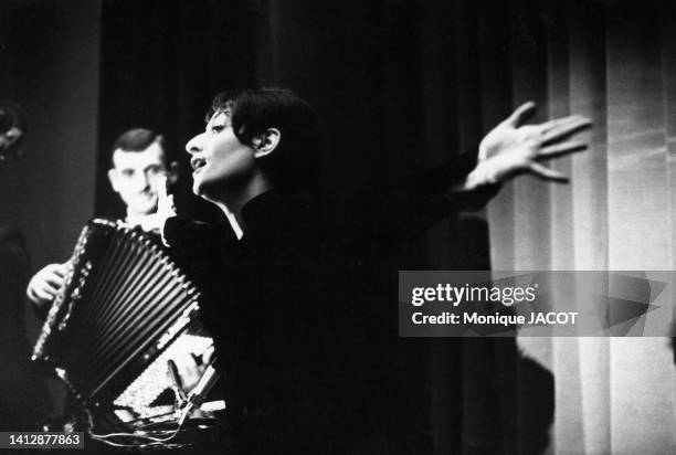 Barbara Instrument La chanteuse Barbara sur scène en 1966. News Photo - Getty Images
