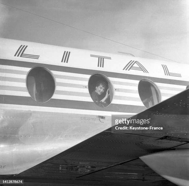 American-born Greek opera singer, Maria Callas waving from the window of an airliner before a flight from Orly Airport, Paris, 21st December 1958. Le...