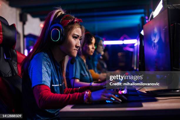 asian female gamer - world showdown of esports stockfoto's en -beelden