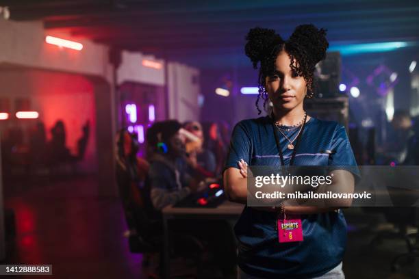 jeune joueuse posant - cyber-cafe photos et images de collection