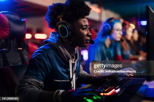 black girl participates in an esports game - internet cafe stockfoto's en -beelden