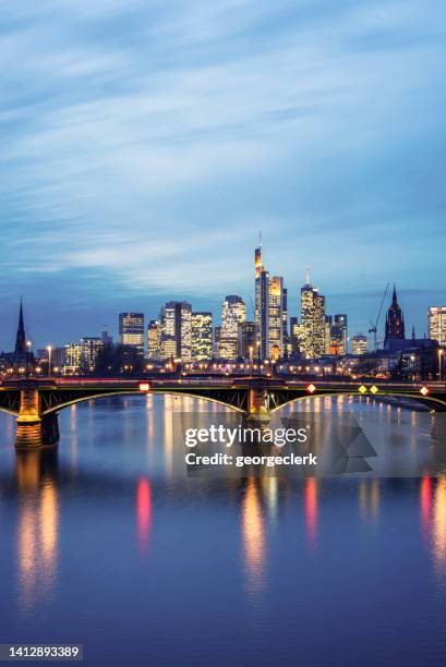 frankfurts skyline über dem fluss - langzeitbelichtung - frankfurt main tower stock-fotos und bilder