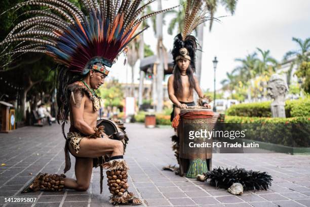 artistas aztecas montando un espectáculo al aire libre - azteca fotografías e imágenes de stock