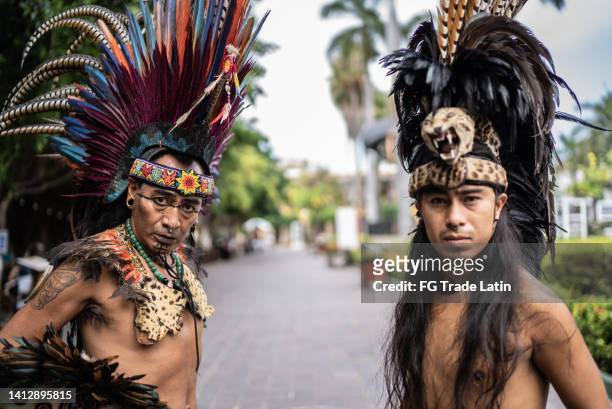 retrato de artistas aztecas al aire libre - azteca fotografías e imágenes de stock