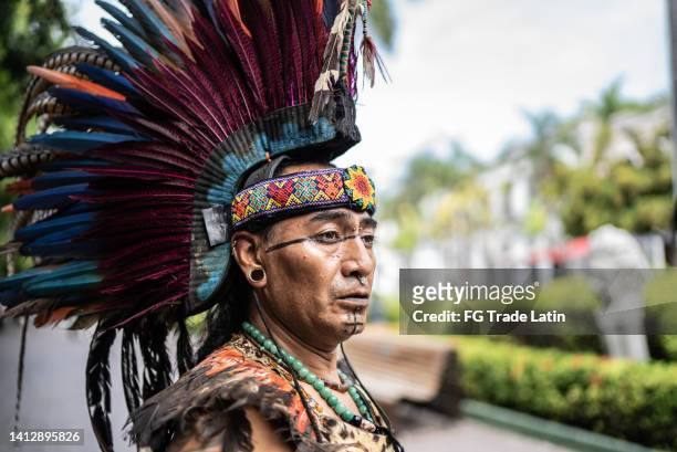 intérprete azteca mirando hacia otro lado al aire libre - azteca fotografías e imágenes de stock