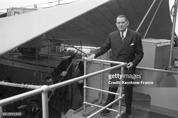René Coty reçu à bord du cuirassé 'Jean Bart' pour son voyage au Danemark, le 13 mai 1955, au Havre.