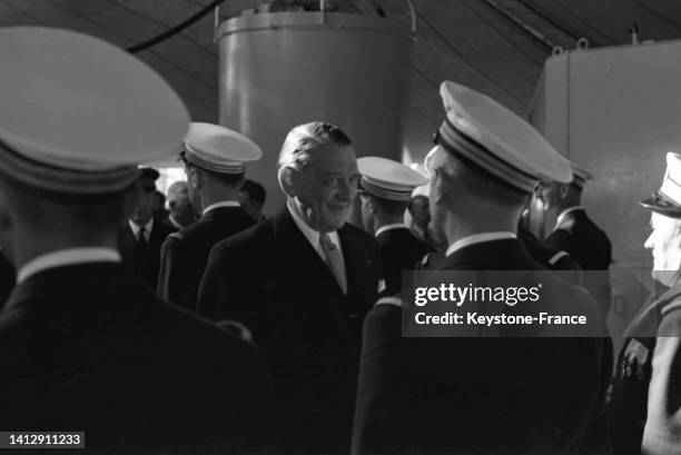 René Coty reçu à bord du cuirassé 'Jean Bart' pour son voyage au Danemark, le 13 mai 1955, au Havre.