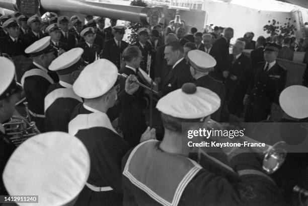 René Coty reçu à bord du cuirassé 'Jean Bart' pour son voyage au Danemark, le 13 mai 1955, au Havre.