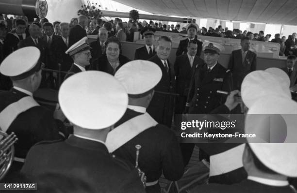René Coty reçu à bord du cuirassé 'Jean Bart' pour son voyage au Danemark, le 13 mai 1955, au Havre.
