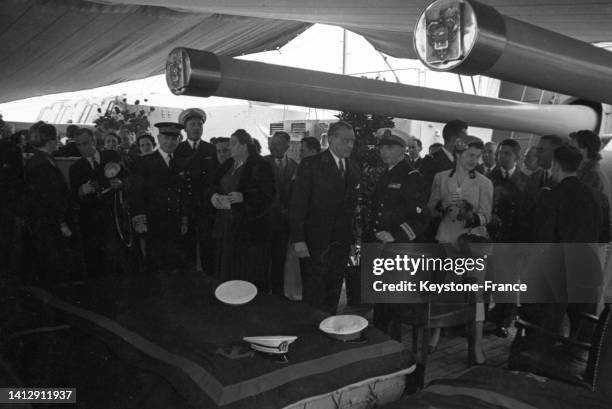 René Coty reçu à bord du cuirassé 'Jean Bart' pour son voyage au Danemark, le 13 mai 1955, au Havre.