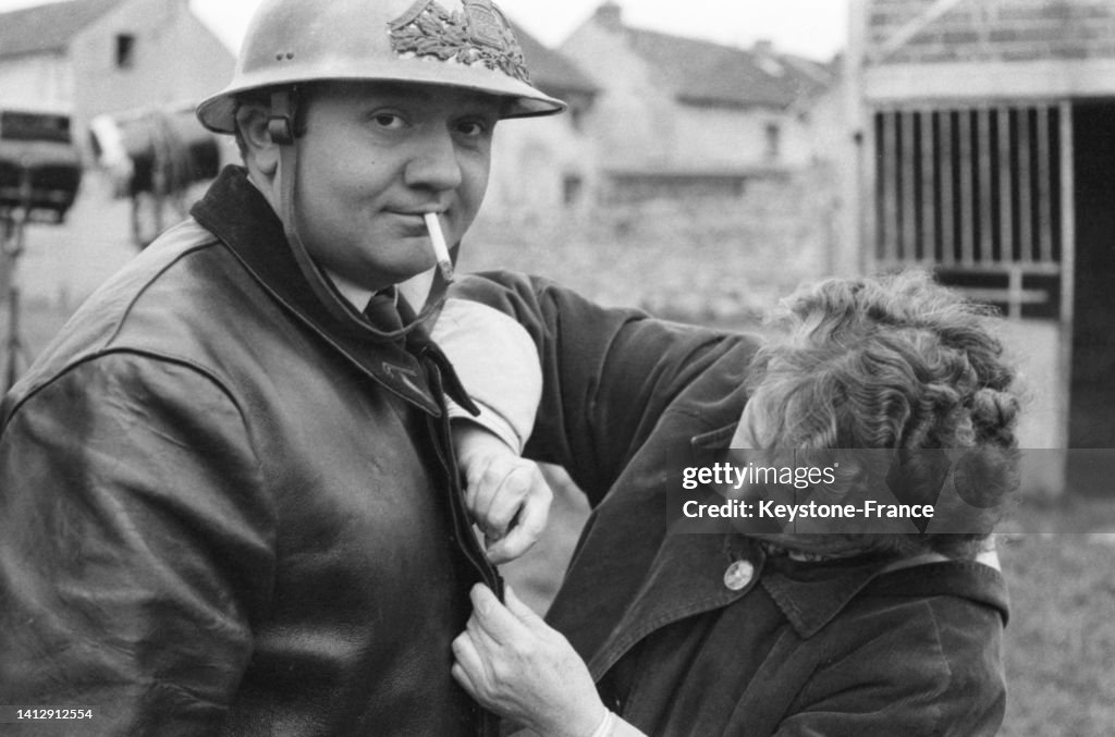 Jeannot Richard Jean Richard en capitaine des pompiers lors du tournage du film 'Nous ...