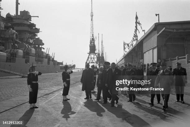 René Coty reçu à bord du cuirassé 'Jean Bart' pour son voyage au Danemark, le 13 mai 1955, au Havre.