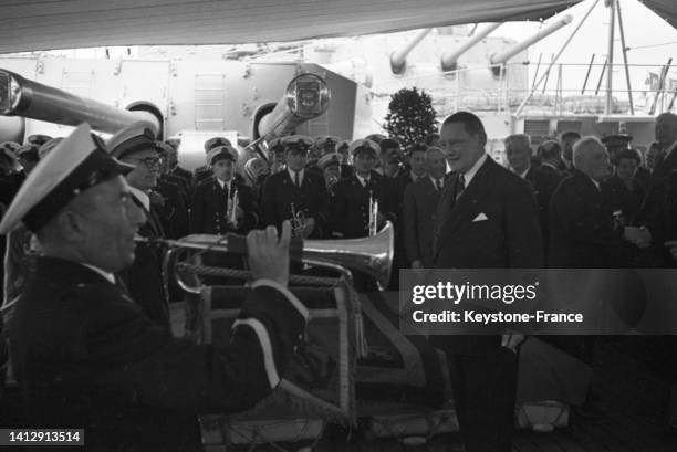 René Coty reçu à bord du cuirassé 'Jean Bart' pour son voyage au Danemark, le 13 mai 1955, au Havre.