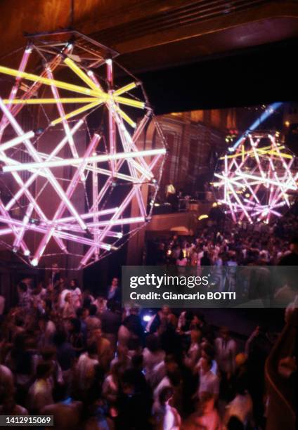 Foule de danseurs faisant la fête dans la boîte de Nuit Le Palace' à Paris en mai 1978