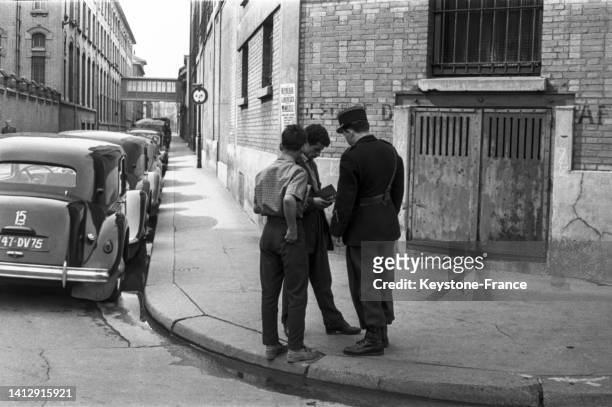 Famille postées devant le Vélodrome d'Hiver transformé en lieu de détention après une rafle d'Algériens, le 28 août 1958, à Paris.