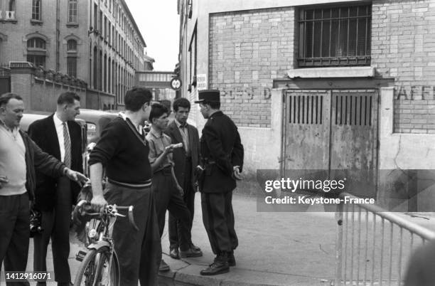 Famille postées devant le Vélodrome d'Hiver transformé en lieu de détention après une rafle d'Algériens, le 28 août 1958, à Paris.