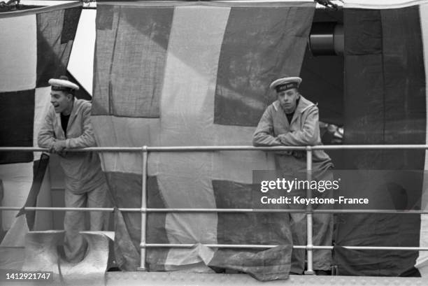 Marins sur le pont du cuirassé 'Jean Bart' dans le port du Havre, le 13 mai 1955.