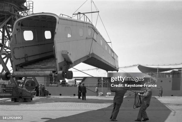 Installation de la rampe d'accès pour le cuirassé 'Jean Bart' dans le port du Havre, le 13 mai 1955.
