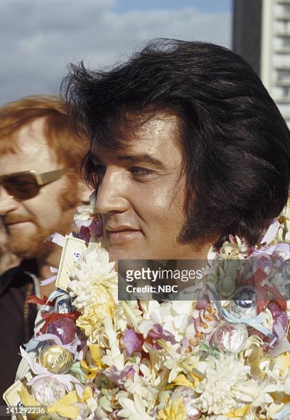 Pictured: Elvis Presley arrives in Hawaii for his televised concert -- Photo by: Gary Null/NBCU Photo Bank