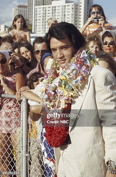 Pictured: Elvis Presley arrives in Hawaii for his televised concert -- Photo by: Gary Null/NBCU Photo Bank