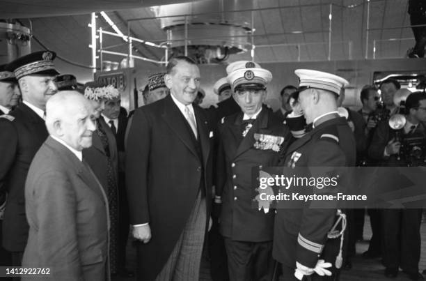 René Coty reçu à bord du cuirassé 'Jean Bart' pour son voyage au Danemark, le 13 mai 1955, au Havre.