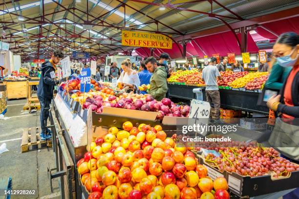 melbourne australien queen vic markt - melbourne food stock-fotos und bilder