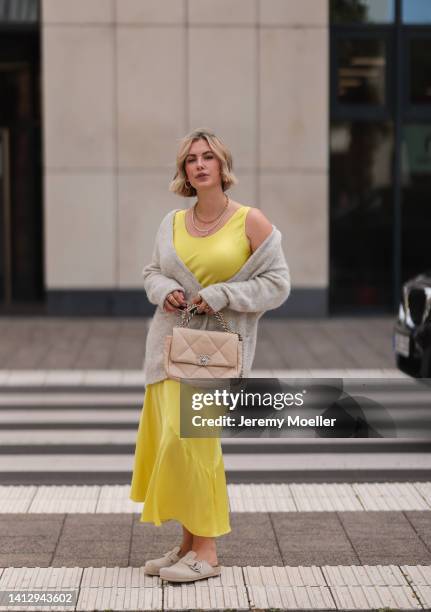 Franzi Koenig wearing a yellow Massimo dutti dress, Fafe Collection jewelry, a beige American vintage Cardigan, a beige Chanel bag, beige Zara shoes...