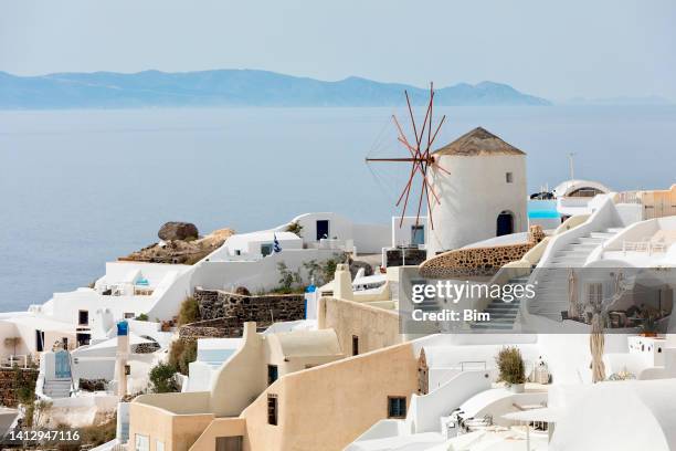 village of oia in santorini, cyclades islands, greece - santorini stockfoto's en -beelden