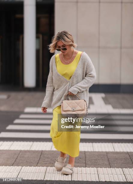 Franzi Koenig wearing a yellow Massimo dutti dress, Fafe Collection jewelry, a beige American vintage Cardigan, a beige Chanel bag, beige Zara shoes...