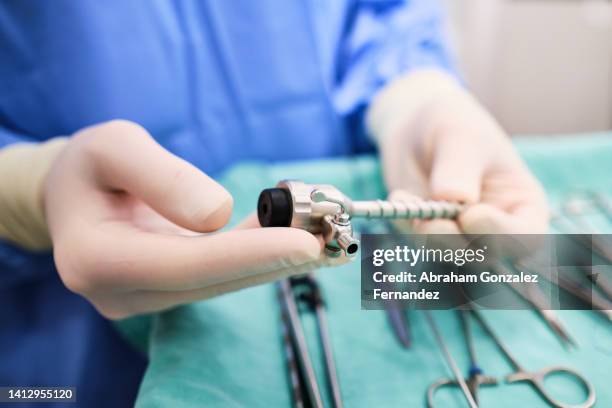 surgeon holding part of the medical instrument for performing a laparoscopic operation - laparoscopic surgery ストックフォトと画像