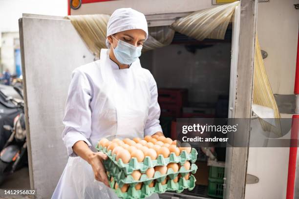 baker se fait livrer une commande d’œufs à sa boutique - boulangerie industrielle photos et images de collection