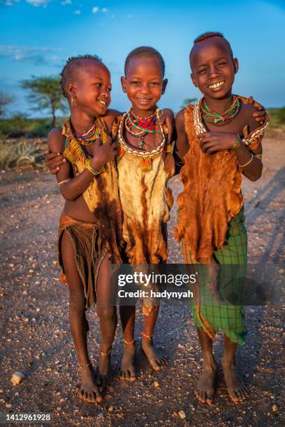 portrait of three young girls from hamer tribe, ethiopia, africa - african tribal culture 個照片及圖片檔