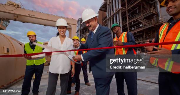 kaukasischer manager oder politiker durchschneidet band bei werbeveranstaltung im kraftwerk - ribbon cutting stock-fotos und bilder