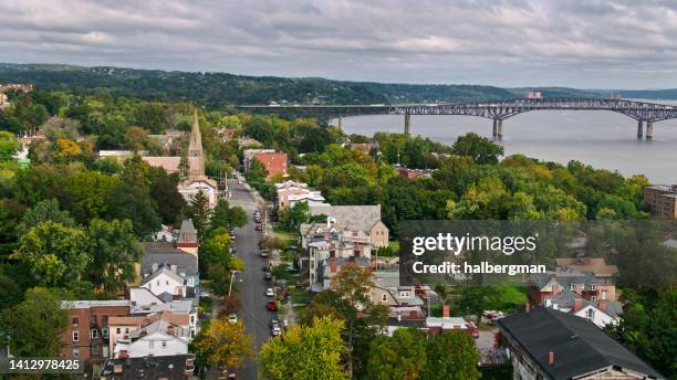 aerial shot of newburgh, new york and hudson river - vale de hudson imagens e fotografias de stock