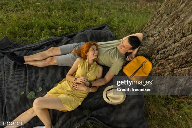 young and happy - casal heterossexual imagens e fotografias de stock