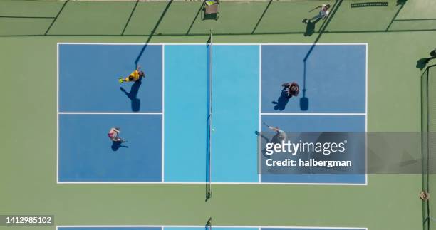 top down aerial view of doubles pickleball game - mixed doubles stockfoto's en -beelden