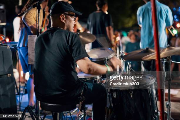 vista posteriore di un batterista in un festival musicale all'aperto - jazz musician foto e immagini stock