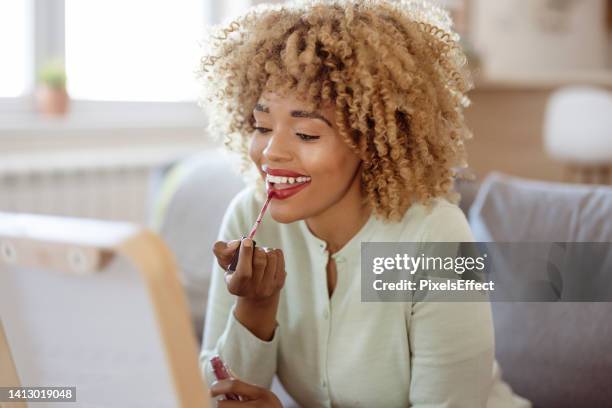 finir avec un peu de brillance - brillant à lèvres photos et images de collection