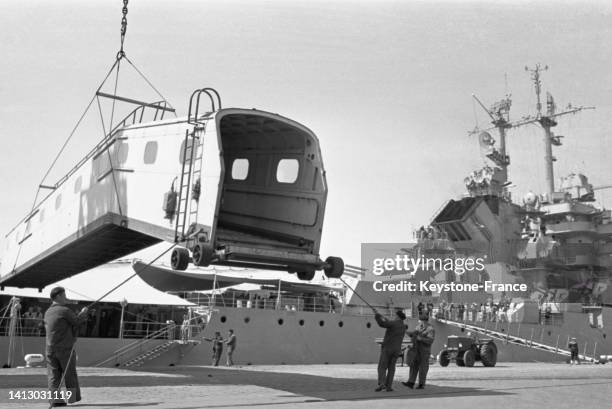 Installation de la rampe d'accès pour le cuirassé 'Jean Bart' dans le port du Havre, le 13 mai 1955.