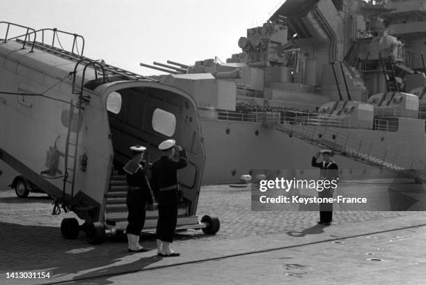 Installation de la rampe d'accès pour le cuirassé 'Jean Bart' dans le port du Havre, le 13 mai 1955.
