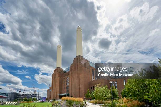 battersea power station residential apartments development . battersea london england uk. - battersea kohlekraftwerk stock-fotos und bilder