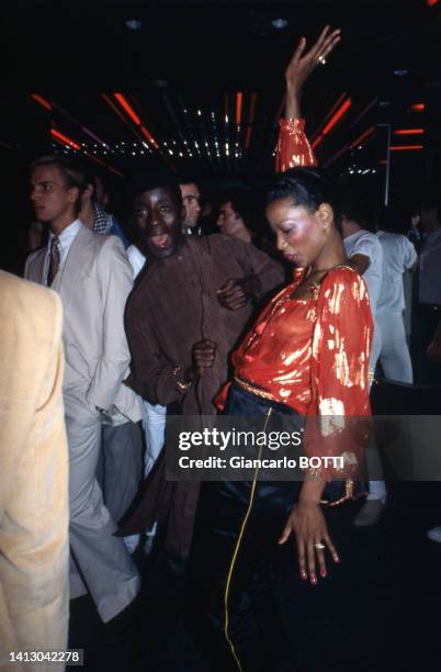 Danseurs sur la piste de la boîte de nuit 'Le Sept' à Paris en 1977