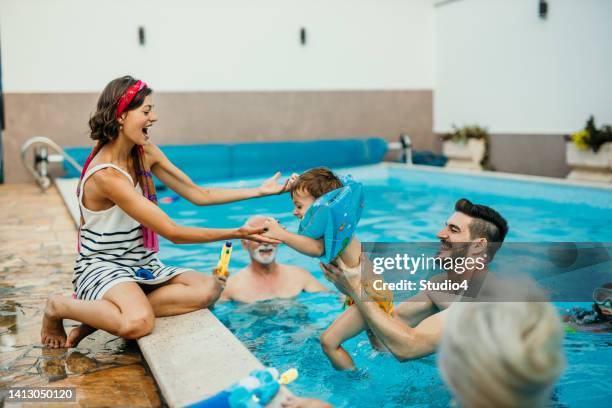 das springen im pool hört nicht mit einem zweijährigen jungen auf - 8 9 years stock-fotos und bilder