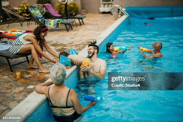 festa na piscina familiar - pool party - fotografias e filmes do acervo