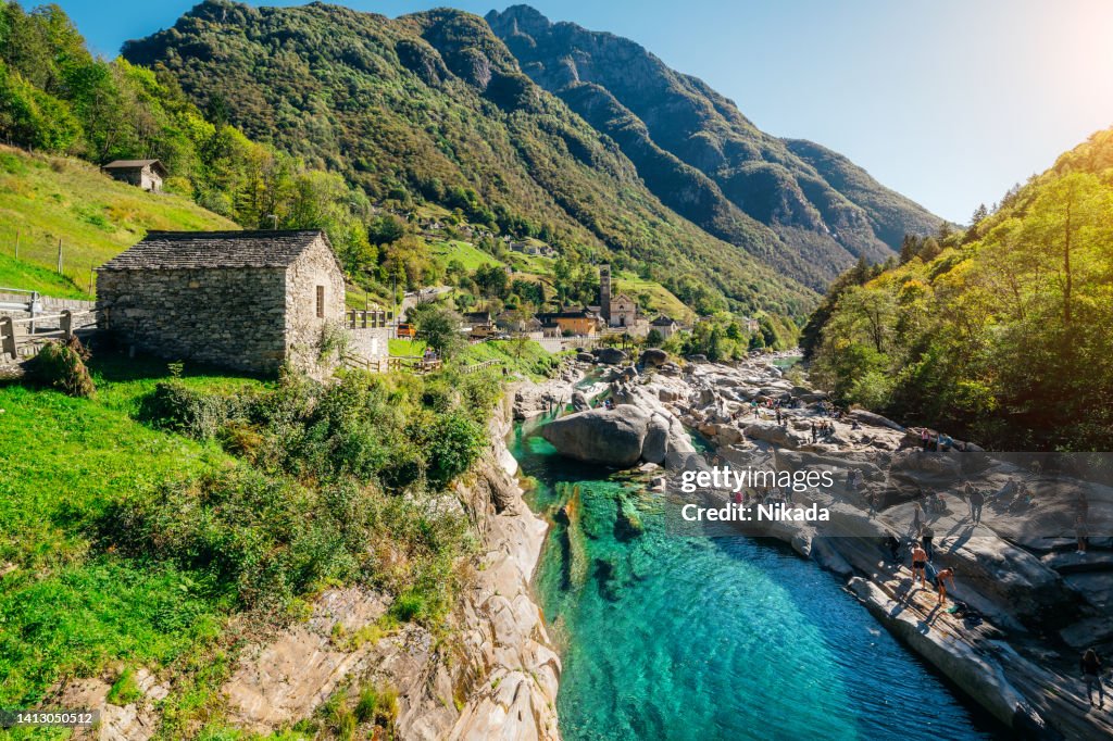 Alte römische Steinbrücke über klares, sauberes grünes Wasser, Schweiz