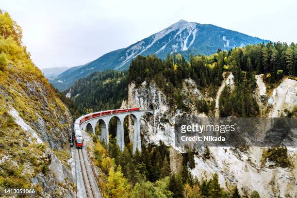 赤い列車は、ランドワッサー高架橋、スイスを横断 - graubunden canton ストックフォトと画像