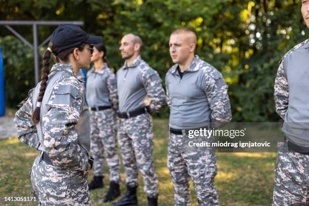 le reclute seguono un addestramento di base, guidato dal sergente donna - ufficiale grado delle forze armate foto e immagini stock