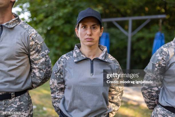 retrato del equipo militar femenino y masculino caucásico - drill sergeant fotografías e imágenes de stock